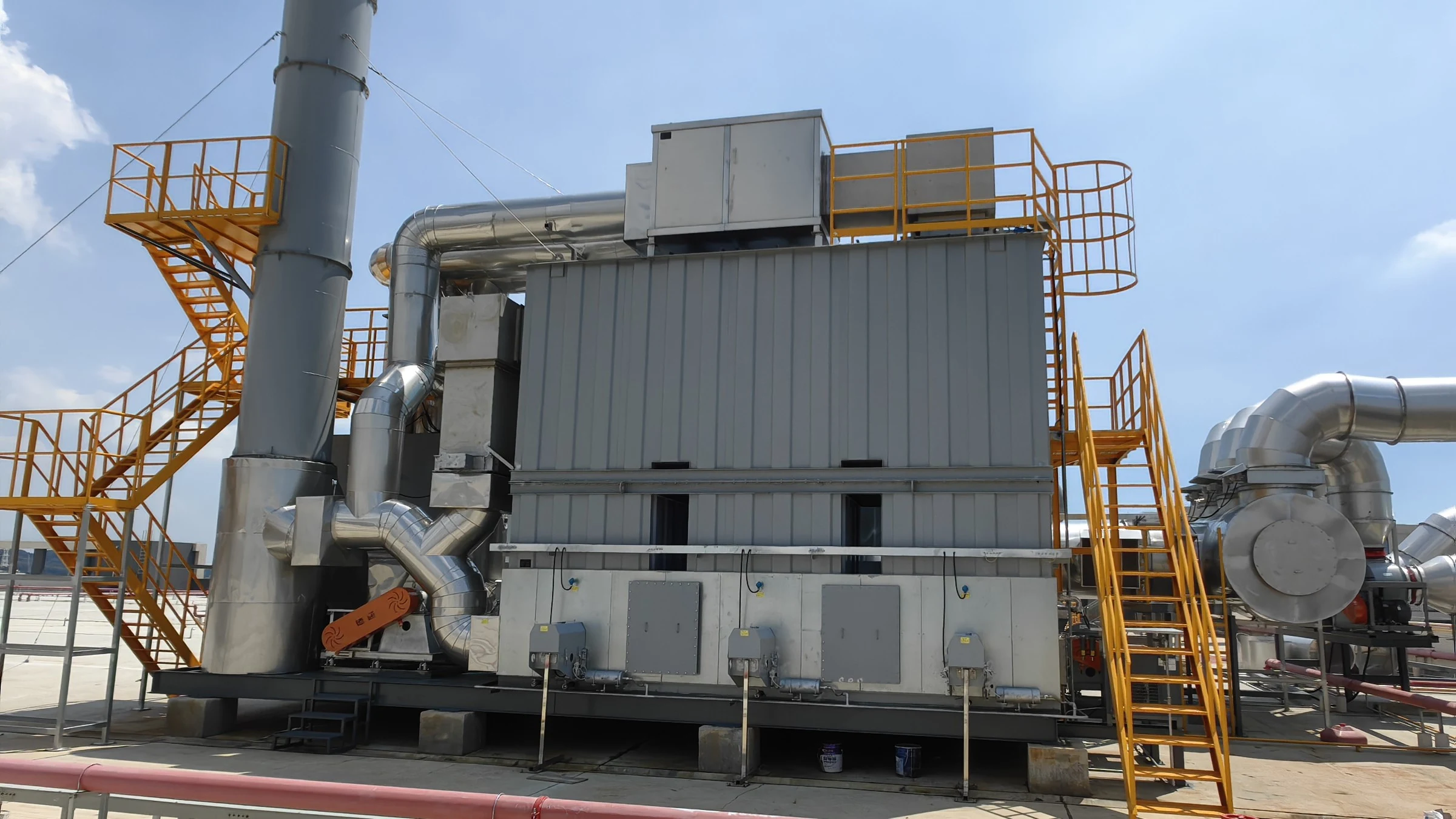 FluxFine 450,000 m³/h dual-train zeolite rotor concentrator and central 3-bed RTO system engineering installation at JMA Aluminum.